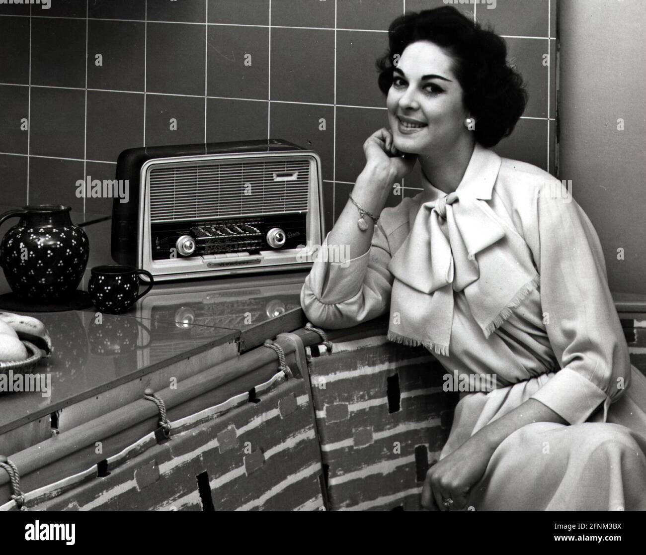 Transmisión, radio, mujer escuchando la radio, 1950s, DERECHOS  ADICIONALES-AUTORIZACIÓN-INFORMACIÓN-NO DISPONIBLE Fotografía de stock -  Alamy