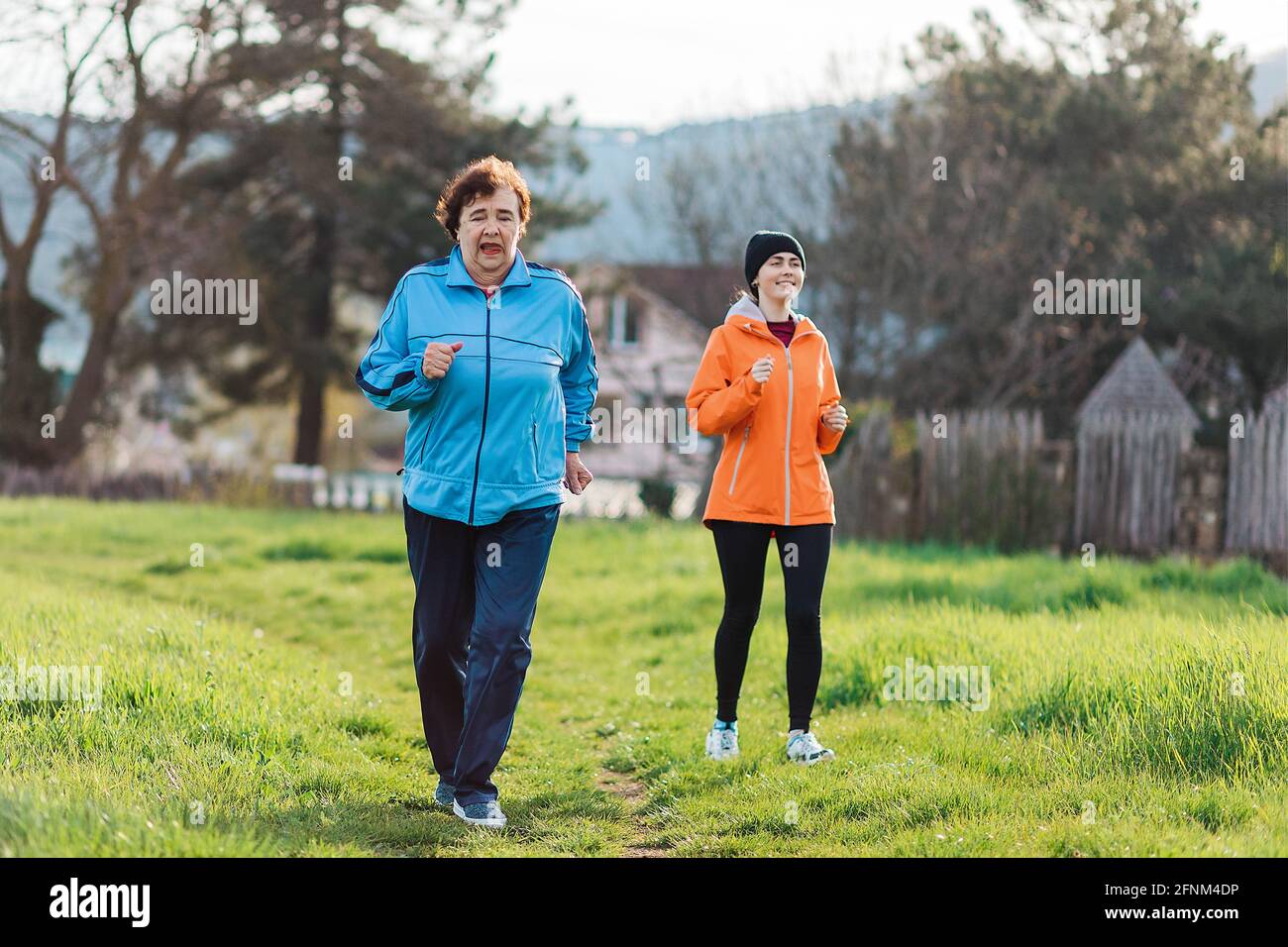 Fotografía mujer corriendo en un parque con ropa de jogging