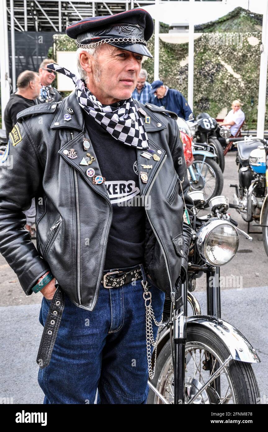 Biker en el Goodwood Revival 2010 en vintage, clásico período cuero  motocicleta ropa de jinete. Chaqueta y cadenas de cuero negro Fotografía de  stock - Alamy