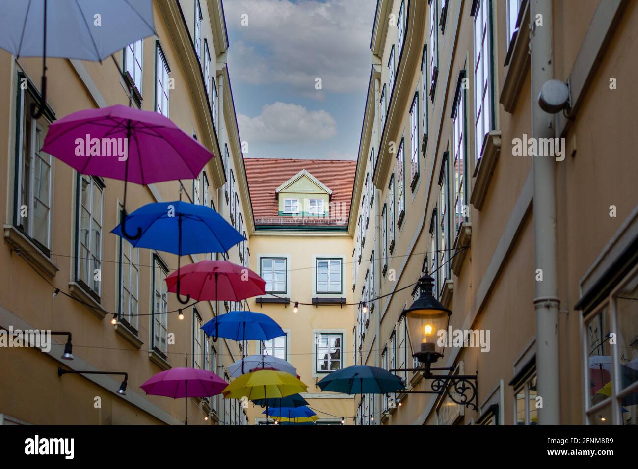 Paraguas con diferentes colores colgando en el patio y el pasaje público  Suennhof en el distrito 3rd en Viena, Austria Fotografía de stock - Alamy