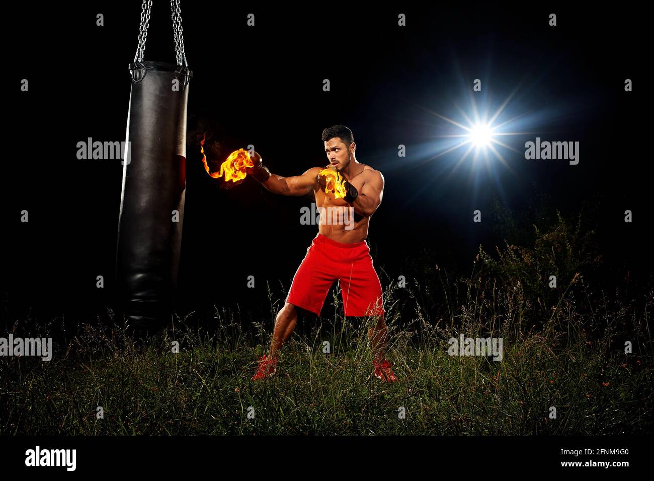 Foto del Athletic hombre 20s en chándal negro y hacer boxeo punch durante  la mañana entrenando por la costa Fotografía de stock - Alamy