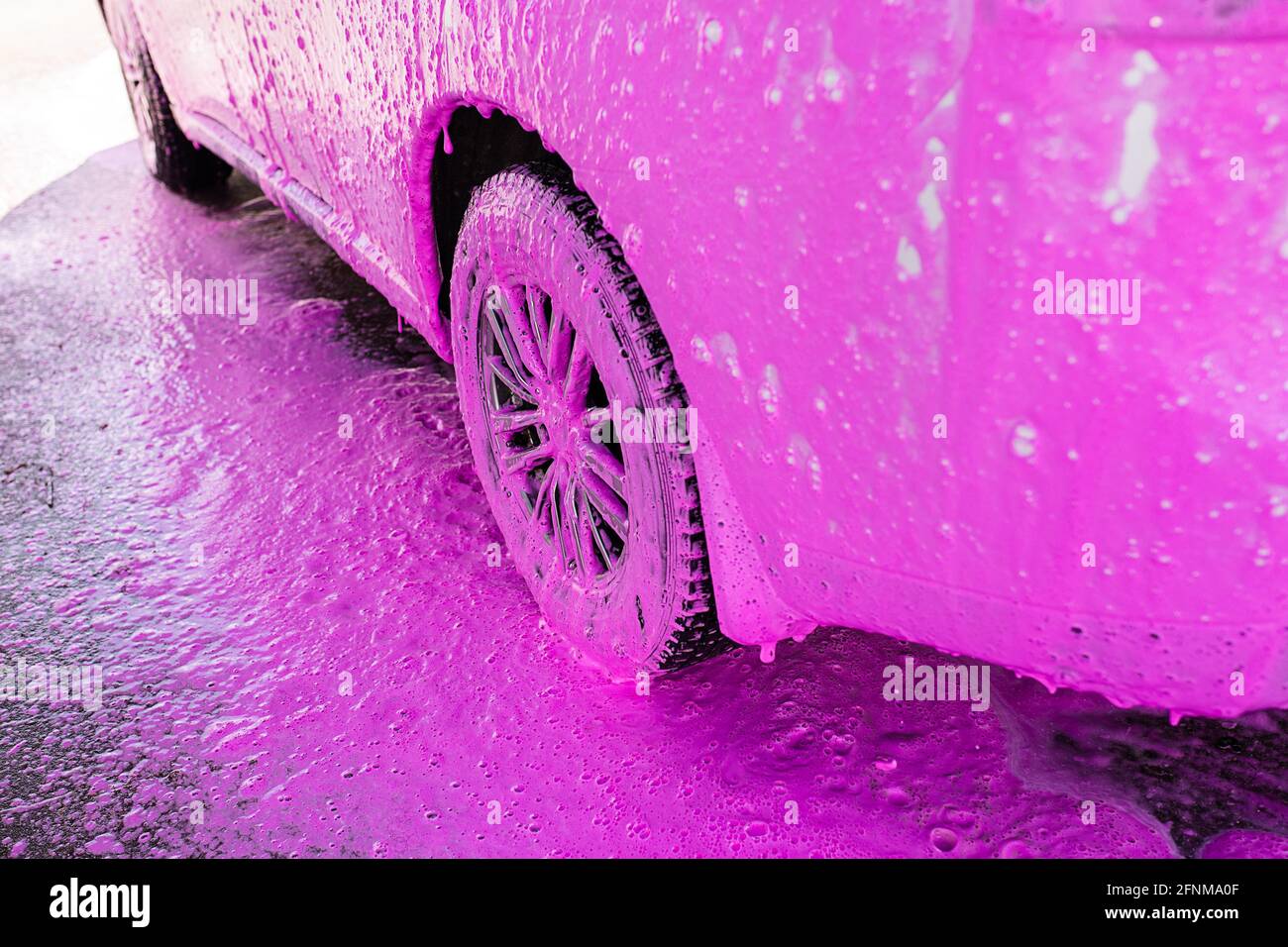 Limpieza, lavado de coches, espuma rosa, fondo Ruedas de coche foto stock  Fotografía de stock - Alamy
