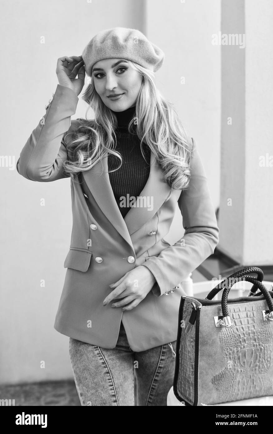 La calidad nunca va fuera de estilo. Elegante mujer llevar chaqueta y gorro  de beret. Señora parisina con estilo. Belleza de la moda. Ropa femenina de  otoño. Ropa para Fotografía de stock -