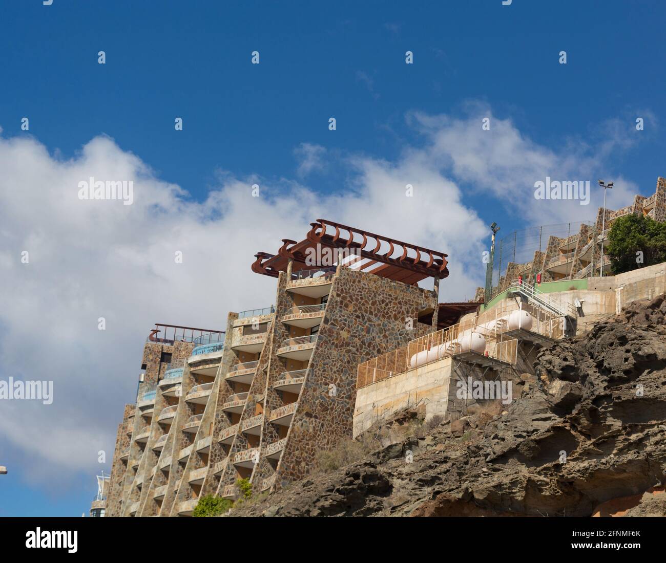 Apartamentos Cliff Side en Gran Canaria con tanques de gas líquido Foto de stock