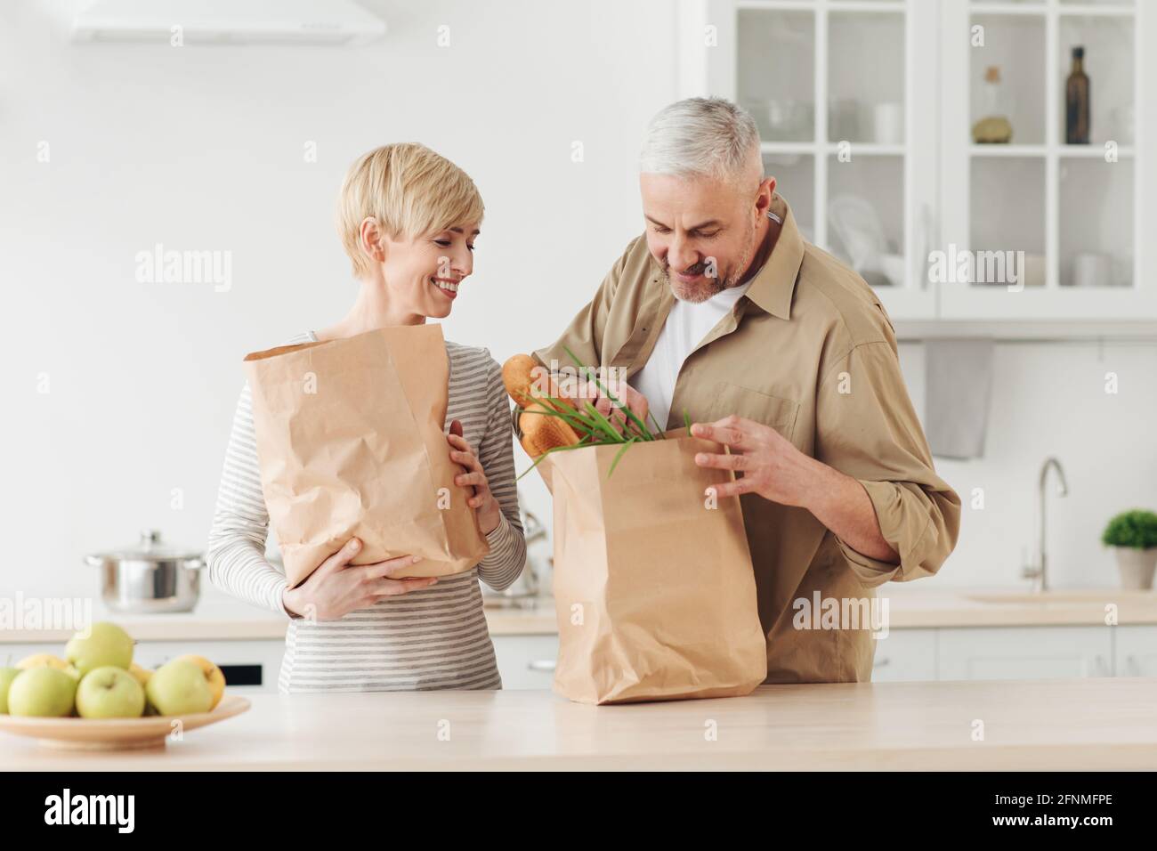 Compra de productos para la familia para la dieta y la atención de la salud, pedido en línea y entrega Foto de stock