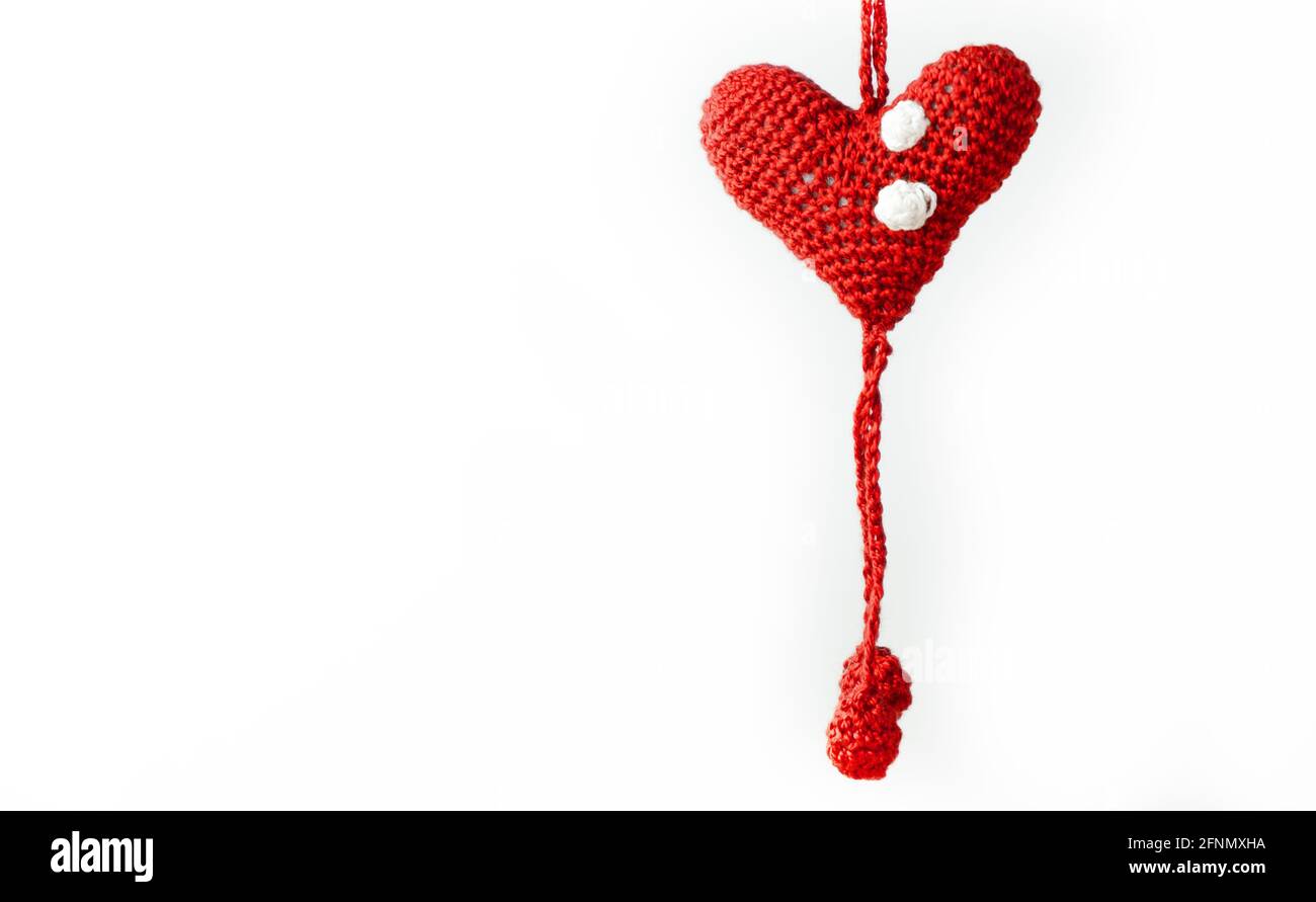 Corazón Amigurumi colgado sobre fondo blanco. Concepto de tierna amistad y  amor. Día Internacional de la Amistad Fotografía de stock - Alamy