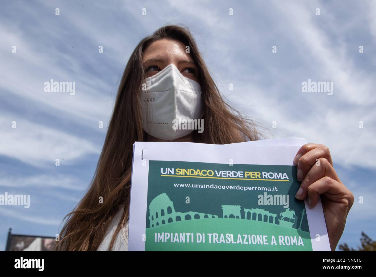 Roma, Italia. 18th de mayo de 2021. Flashmob organizado por el grupo Europa  Verde - Verdi frente a la entrada de la estación de metro Castro Pretorio  en Roma, para presentar un