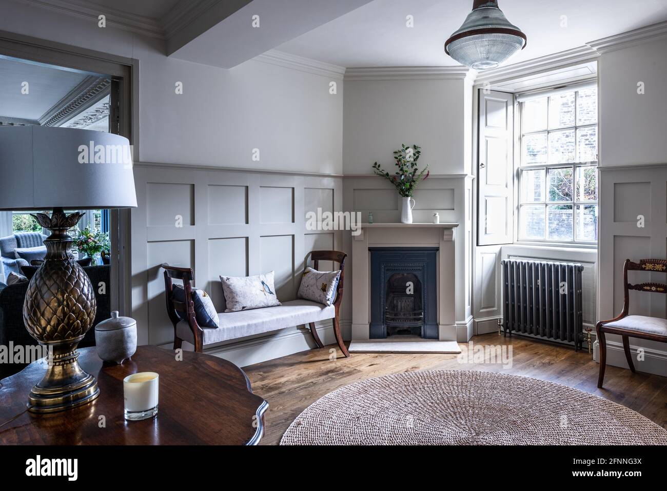 Lámpara antigua sobre mesa de madera en casa restaurada de Jacobean, Somerset. Foto de stock