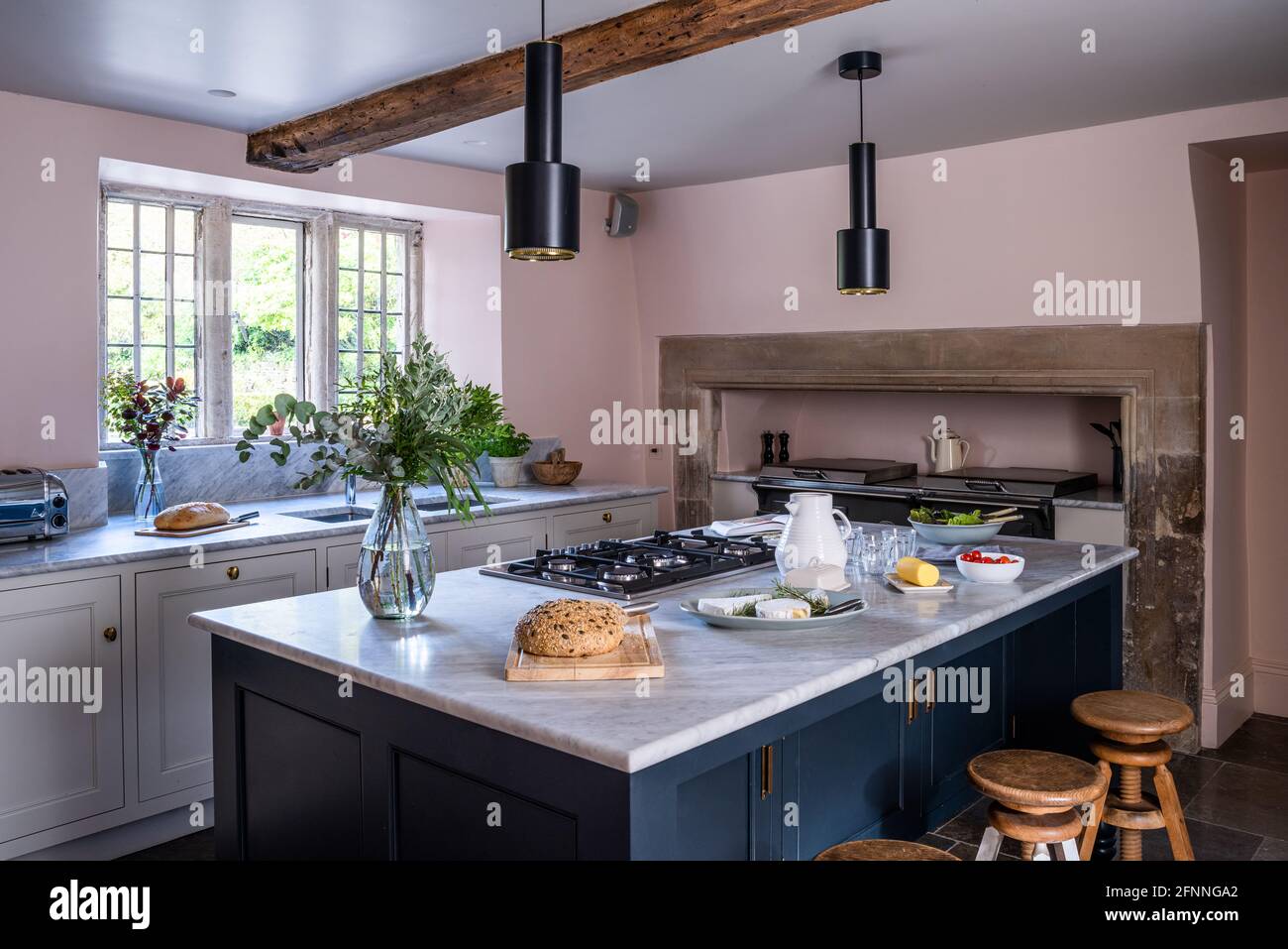 Horno de acero inoxidable y encimera integral en isla central unidad en  cocina moderna con suelos de madera Fotografía de stock - Alamy