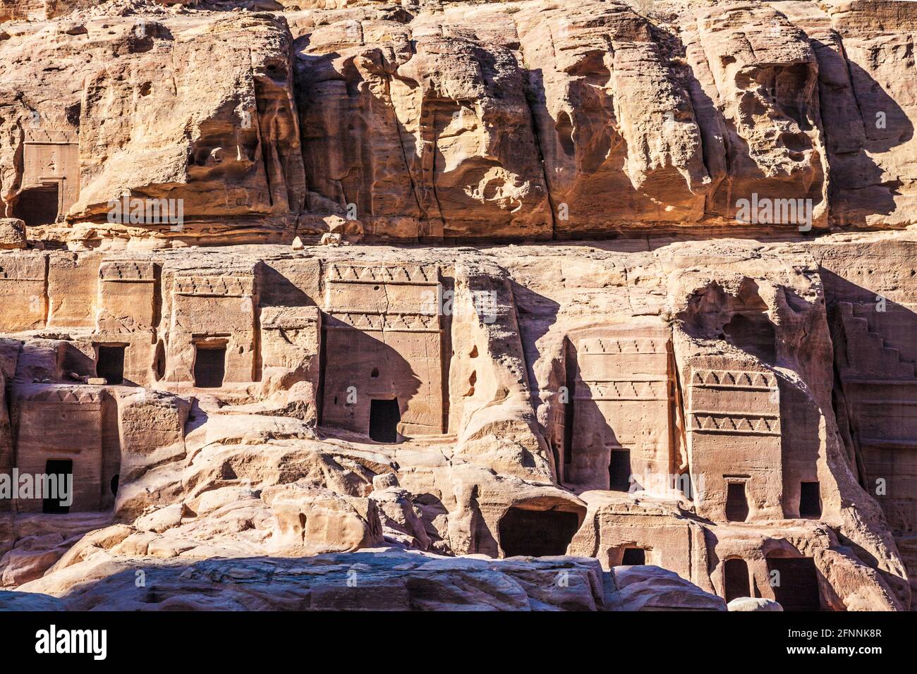 La calle de fachadas en Petra, Jordania. Foto de stock