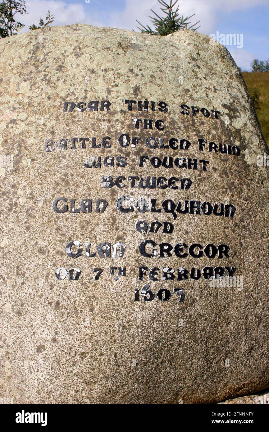 Monumento para conmemorar la Batalla de Glen Fruin, Argyll, Escocia Foto de stock