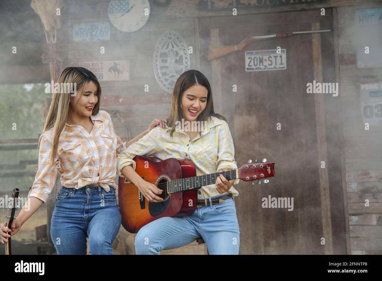 Una mujer de estilo vaquero se sienta en un rancho de caballos con un  entorno de granja occidental Fotografía de stock - Alamy