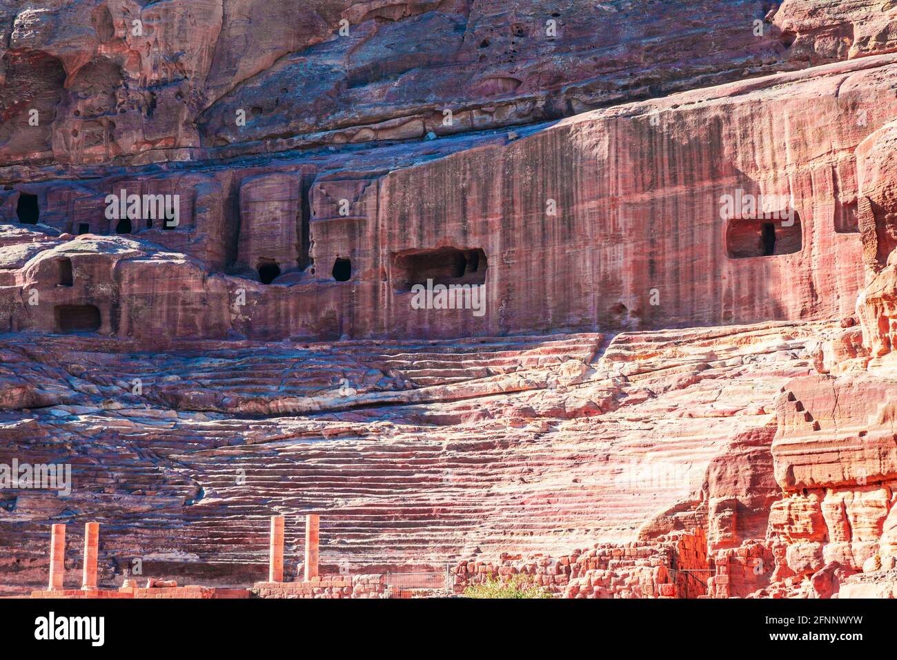 El teatro tallado directamente en la montaña Jabal al-Madhbah en Petra, Jordania. Foto de stock