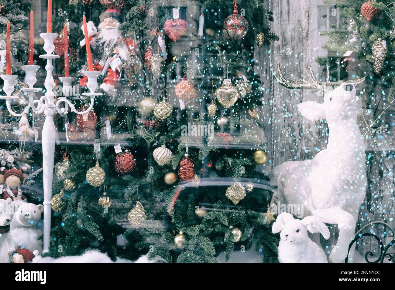 Escaparate de la tienda de navidad fotografías e imágenes de alta  resolución - Alamy