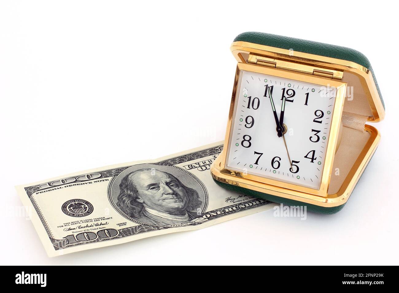 Ver y dinero. Dólares. Antiguo reloj de viaje, aislado sobre blanco. Reloj. Antigüedades. Tiempo y dinero. Foto de stock