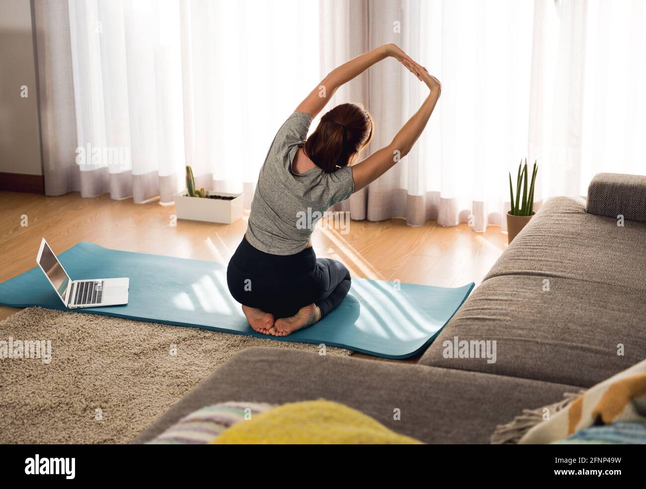 Mujer haciendo ejercicio en casa Fotografía de stock - Alamy