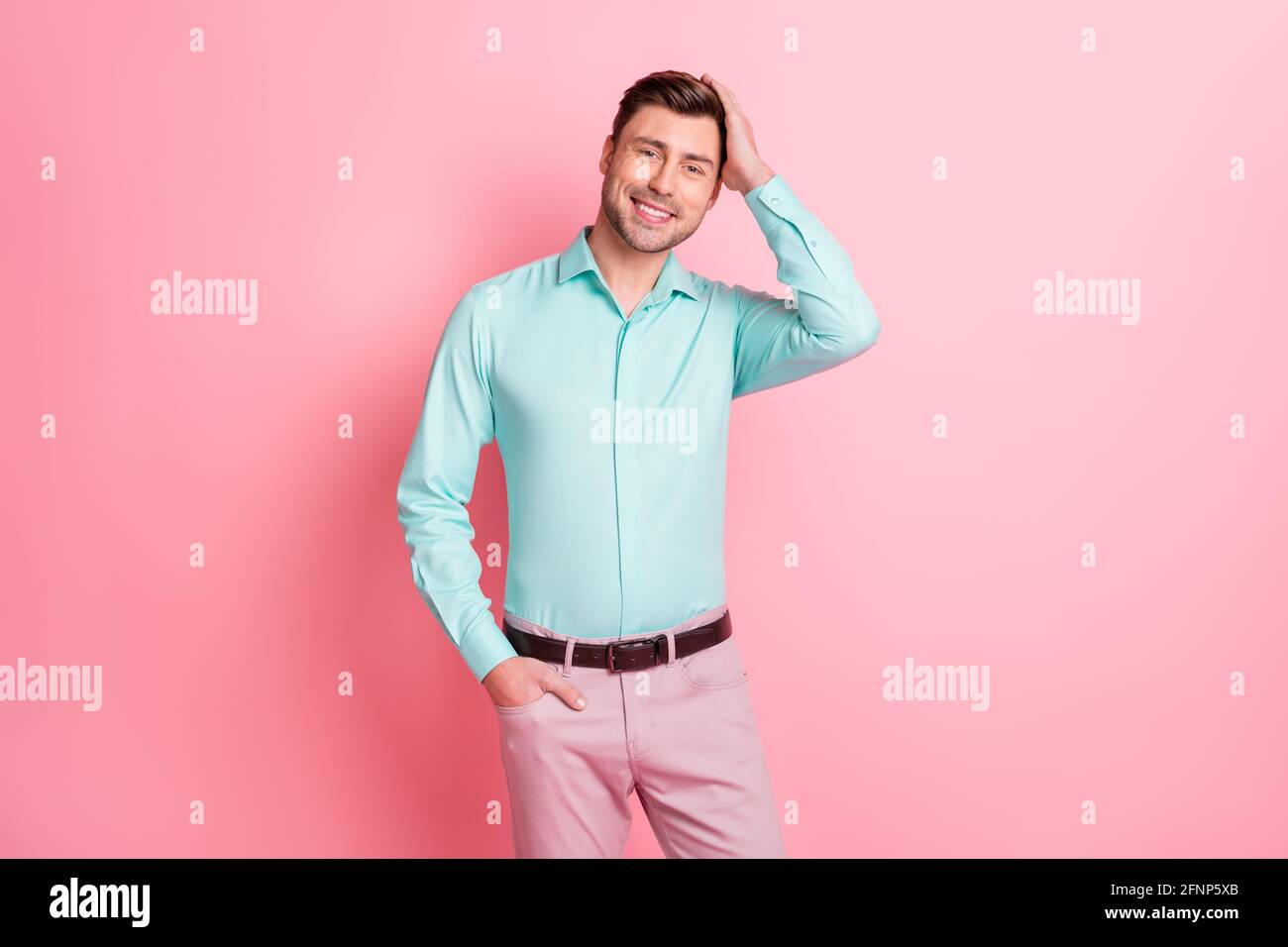 maratón Cercanamente precoz Foto retrato de hombre guapo tocando el peinado con camisa azul pantalones  de tinta negra aislados sobre fondo de color rosa pastel Fotografía de  stock - Alamy