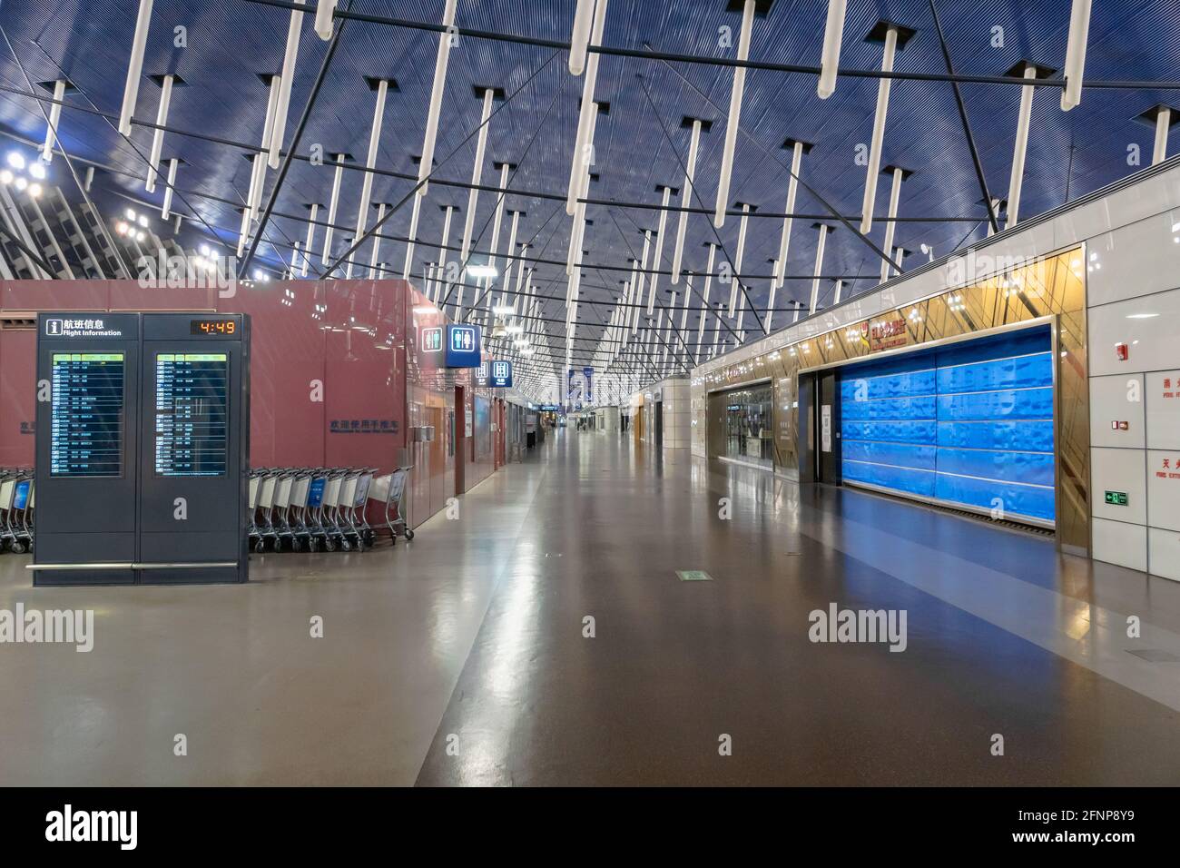 Shanghai, China - 2019 de marzo: Arquitectura de la terminal de salida del aeropuerto de Shanghai Pudong sin pasajeros en el interior. Foto de stock