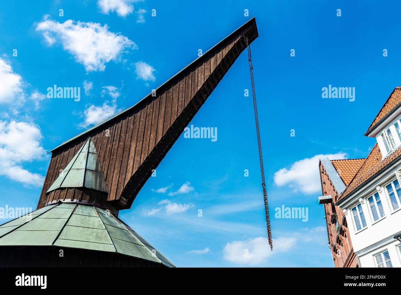 Antigua grúa de madera en el puerto del casco antiguo de Stade, Baja Sajonia, Alemania Foto de stock