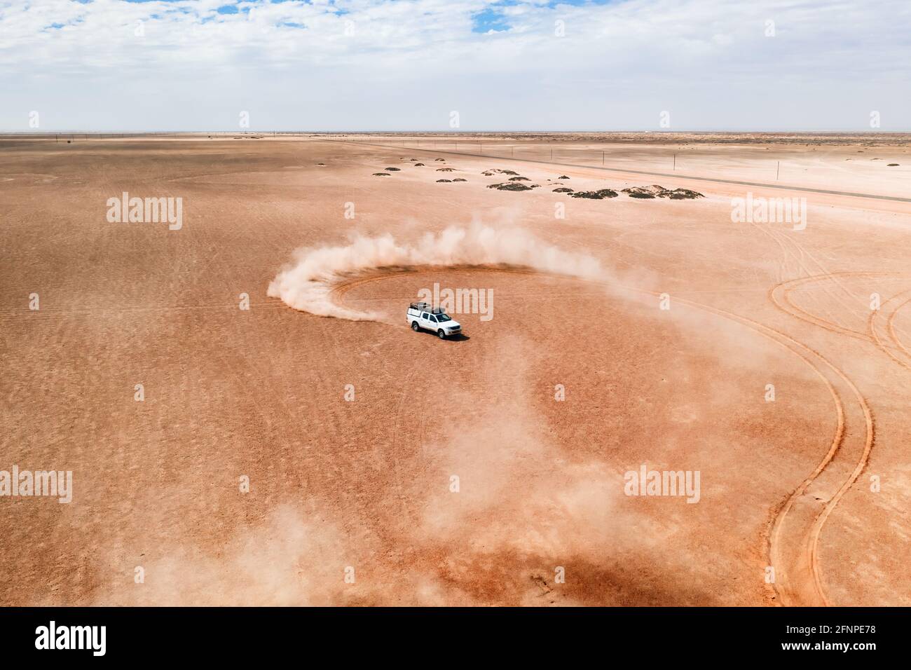 Una duna de coche SUV blanca que se deriva en el desierto Foto de stock