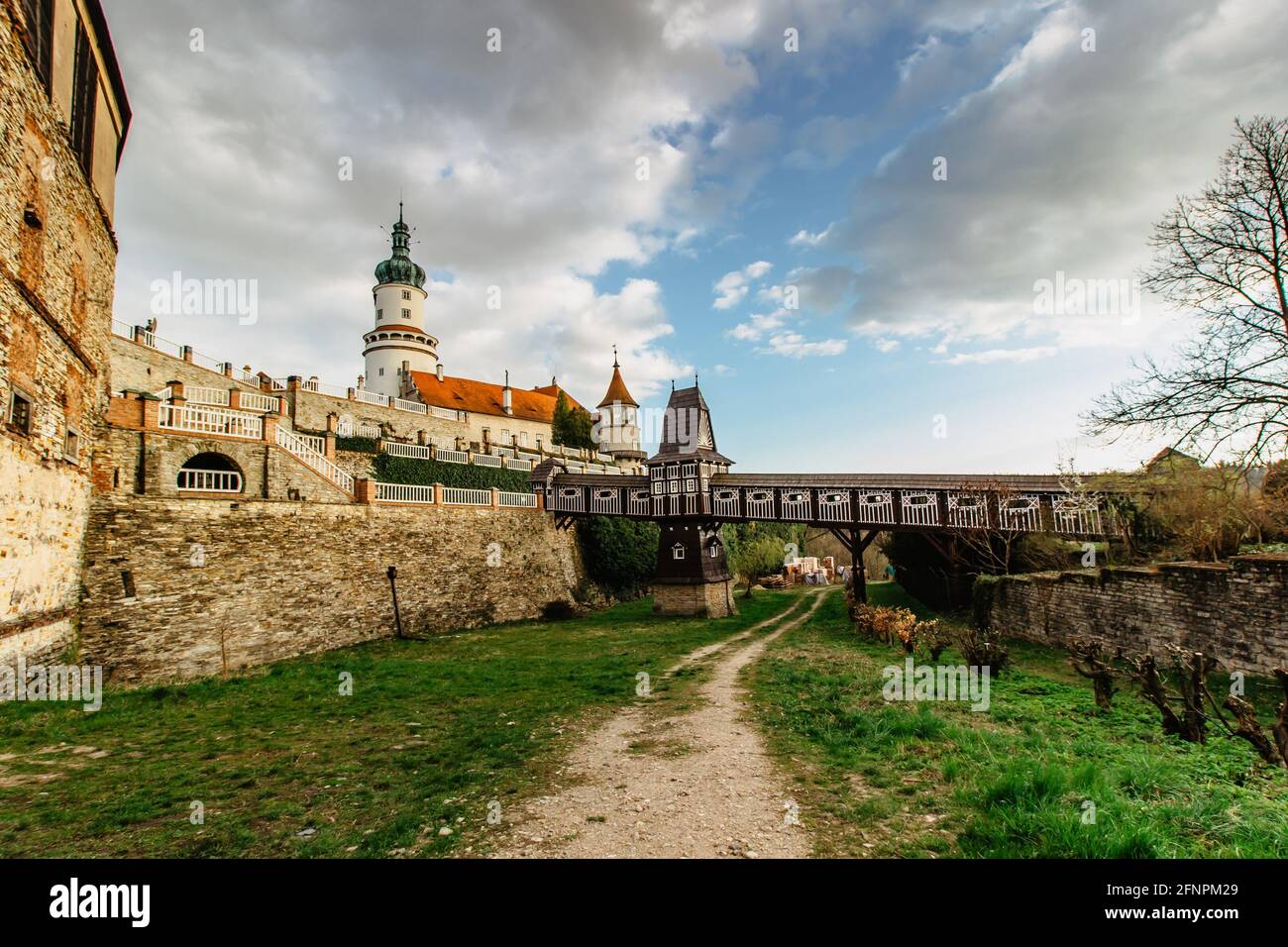 Antiguo puente de madera tallada Jurkovic con encantadora torre del castillo en Nove Mesto nad Matuji, perla de Bohemia oriental, República Checa.Renacimiento checo Foto de stock