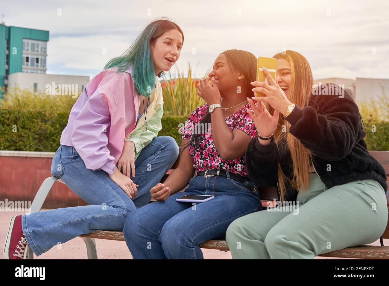 Las chicas se divierten viendo algo en el smartphone de su amigo Fotografía  de stock - Alamy