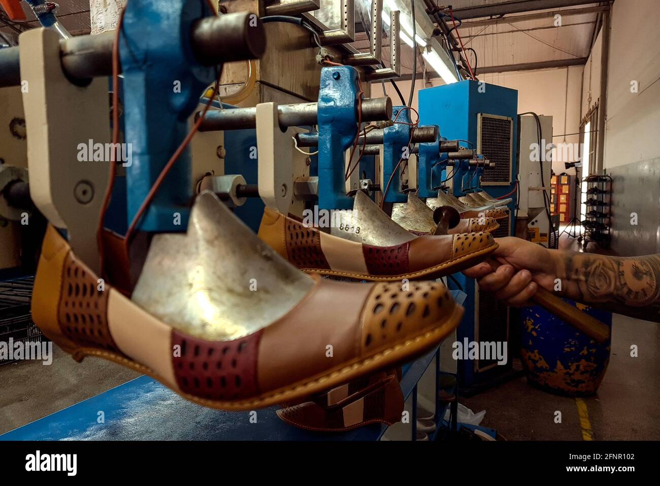 Detalle de un zapato en la línea de producción de una fábrica de zapatos en  Franca, Sao Paulo, Brasil, el 18 de mayo de 2021, en medio de la pandemia  de covid-19.