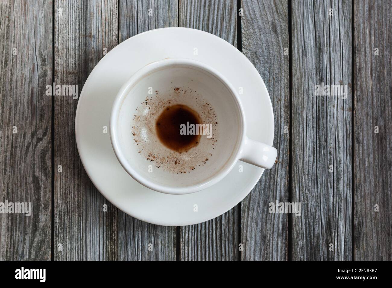 Taza vacía con restos de café sobre mesa de madera, primer plano Fotografía  de stock - Alamy