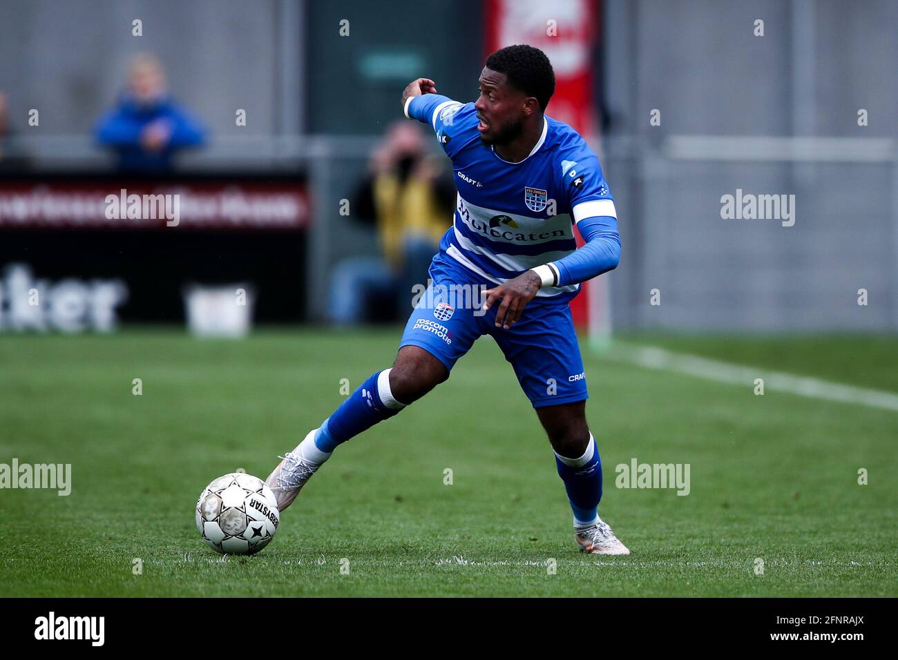 ZWOLLE, HOLANDA - MAYO 16: Kenneth Paal de PEC Zwolle durante el partido Eredivisie holandés entre PEC Zwolle y FC Groningen en MAC3PARK Stadion On Foto de stock