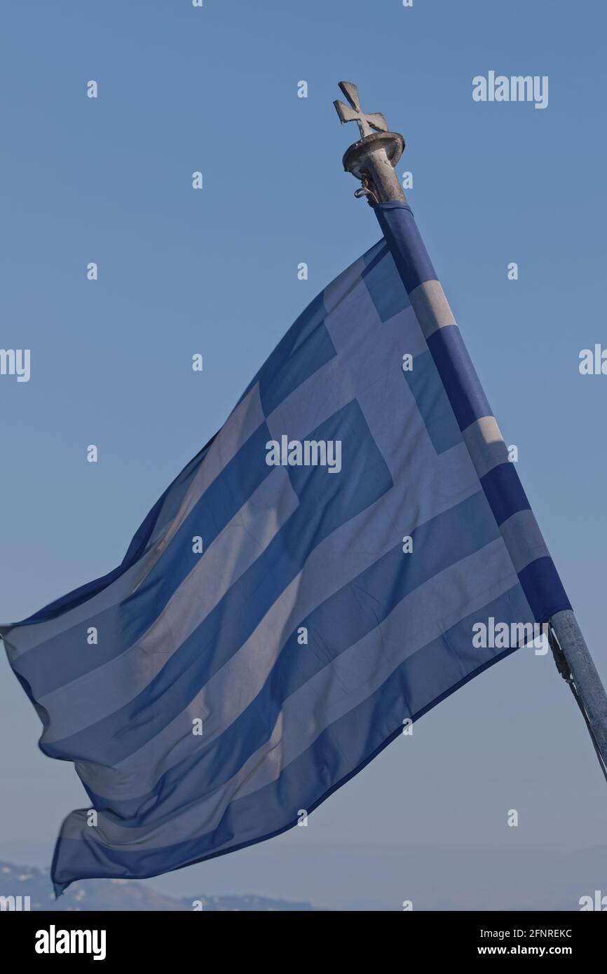 La bandera nacional griega revolotea en el viento Foto de stock