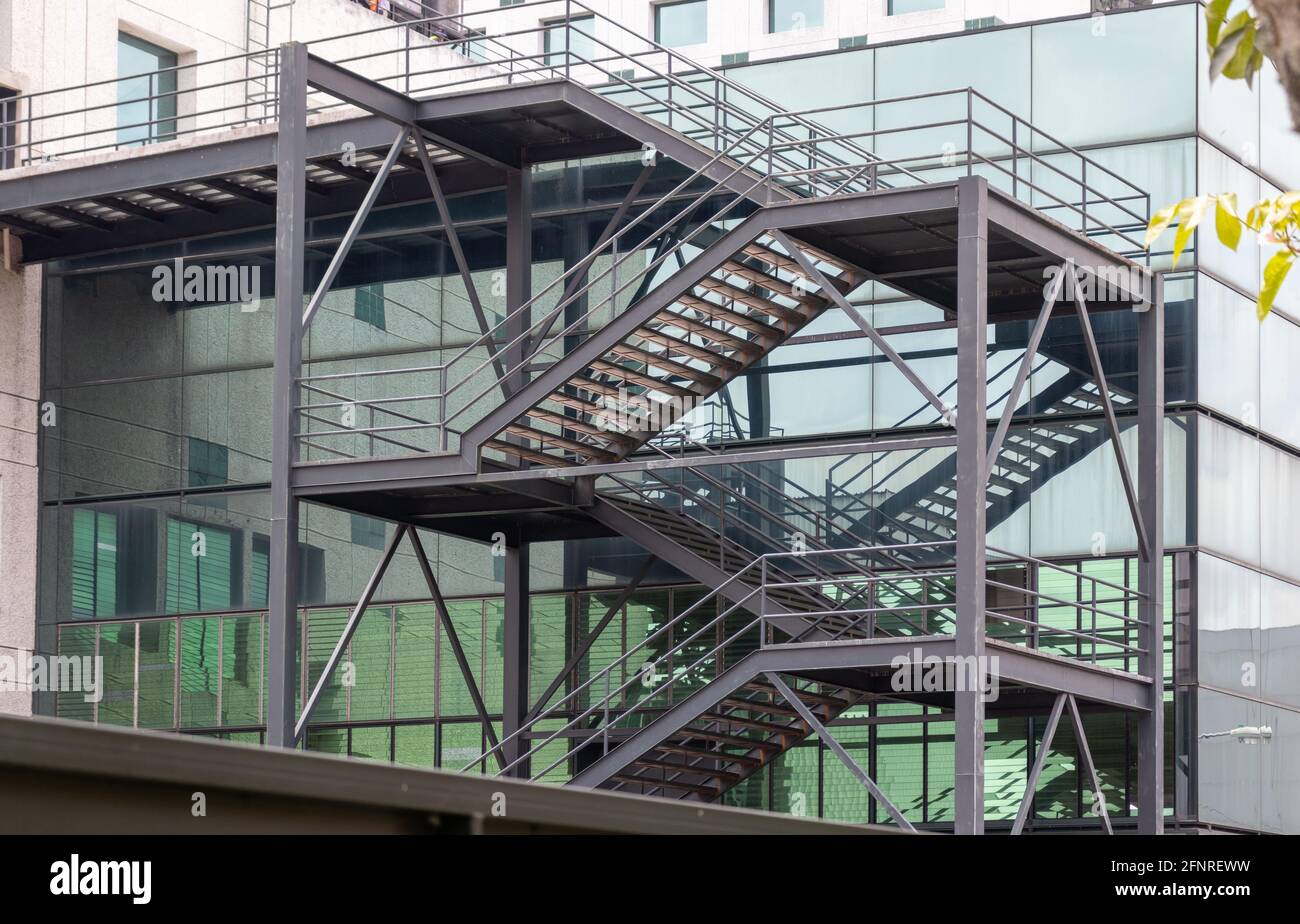 Escaleras de emergencia en el lado de un edificio Foto de stock