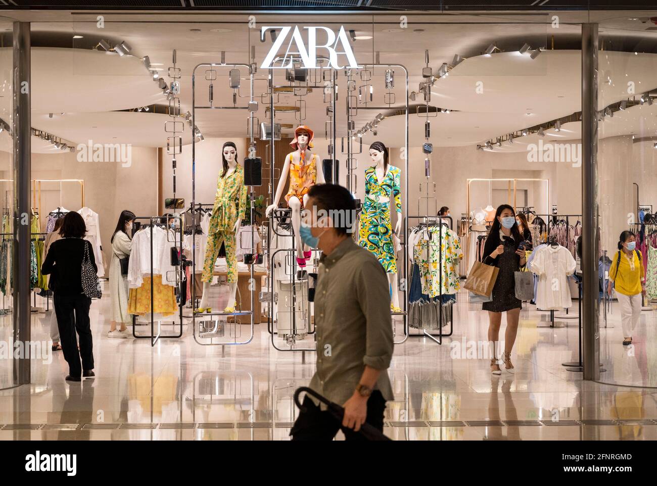 Resistencia en términos de Mejorar Compradores vistos en la multinacional española de diseño de ropa por  Inditex, tienda Zara en Hong Kong Fotografía de stock - Alamy