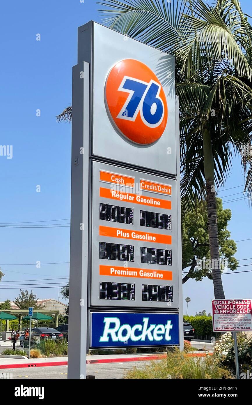 Los precios del gas se observan en una gasolinera de 76, el jueves 13 de mayo de 2021, en Monrovia, Cailif. Foto de stock