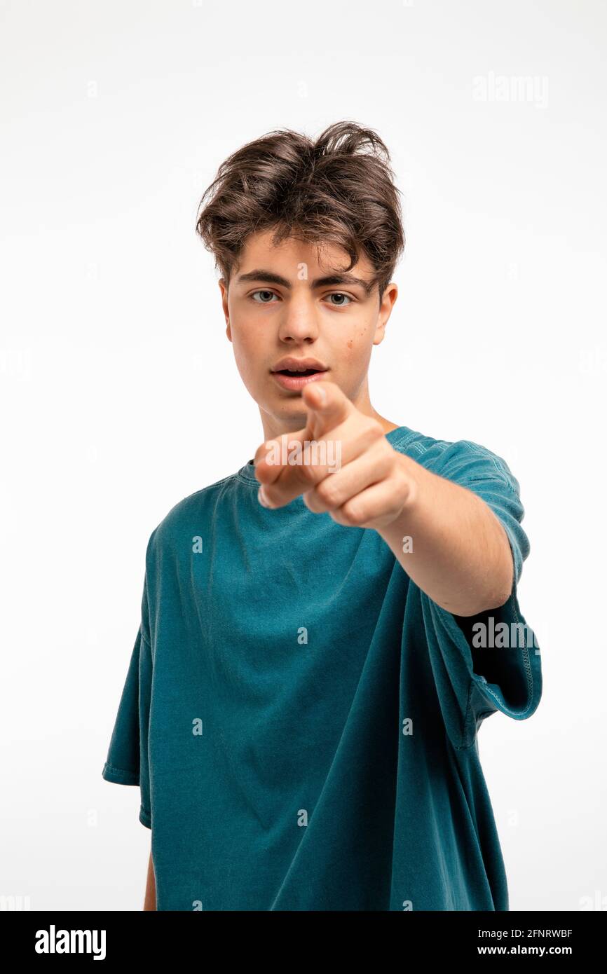 Retrato del adolescente sobre fondo blanco en estudio. El niño está de