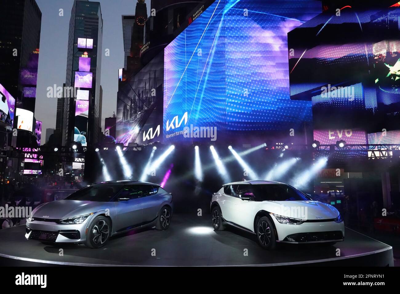 Nueva York, Estados Unidos. 17th de mayo de 2021. Los nuevos Kia EV6 GT y EV6 Electric Cars se presentan en Times Square, Nueva York. Crédito: SOPA Images Limited/Alamy Live News Foto de stock