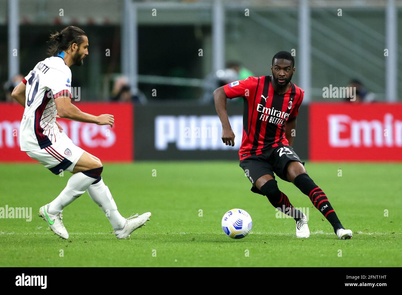 Milan Italia Mayo 16 Leonardo Pavoletti De Cagliari Calcio Y Fikayo Tomori Del Ac Milan Durante La Serie A Partido Entre Ac Milan Y Cagliari Calc Fotografia De Stock Alamy