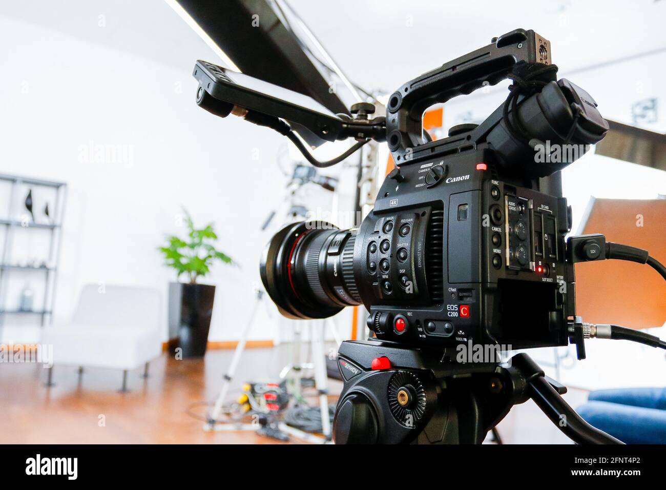 Cámaras profesionales para grabar vídeo y fotos, un equipo de estudio  profesional Fotografía de stock - Alamy