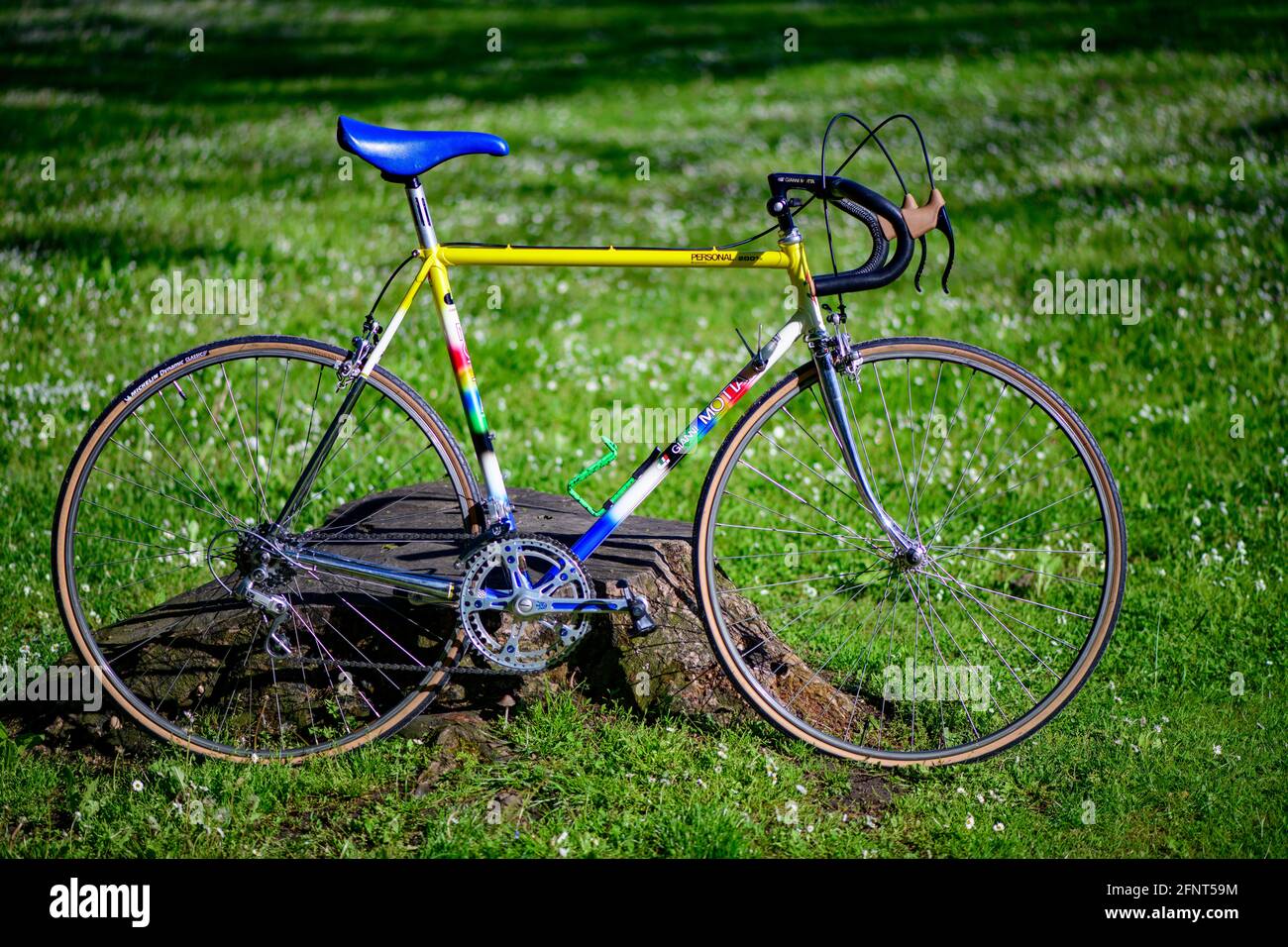 bicicleta de carretera italiana clásica gianni motta con pintura arcoiris  Fotografía de stock - Alamy