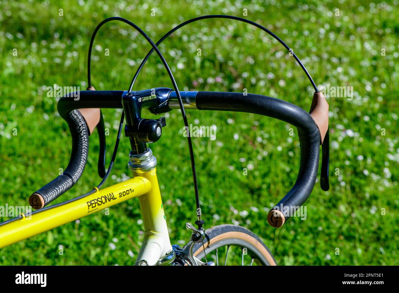 bicicleta de carretera italiana clásica gianni motta con pintura arcoiris  Fotografía de stock - Alamy