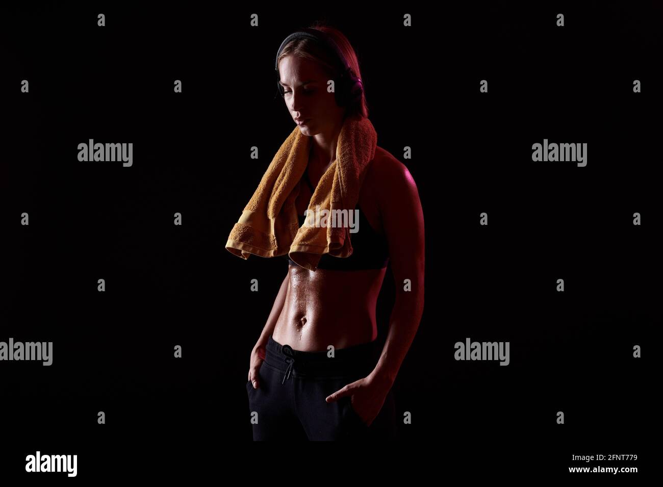 Mujer de fitness ejercicio crossfit sosteniendo la campana de la caldera y  el peso sobre fondo negro. Modelo femenino con ajuste muscular y cuerpo  delgado Fotografía de stock - Alamy