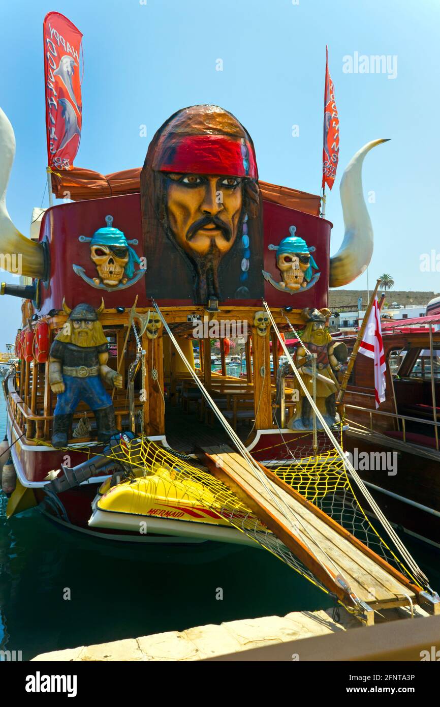 Primer plano formato retrato barco pirata turístico popa con figurehead Girne puerto, República Turca del Norte de Chipre Foto de stock