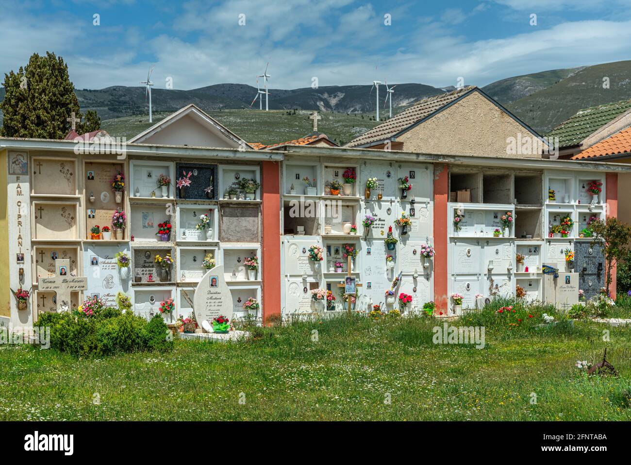 El respeto por los muertos está representado por la enorme cantidad de flores que el lugar vivo delante de las lápidas. Abruzzo, Italia, Europa Foto de stock
