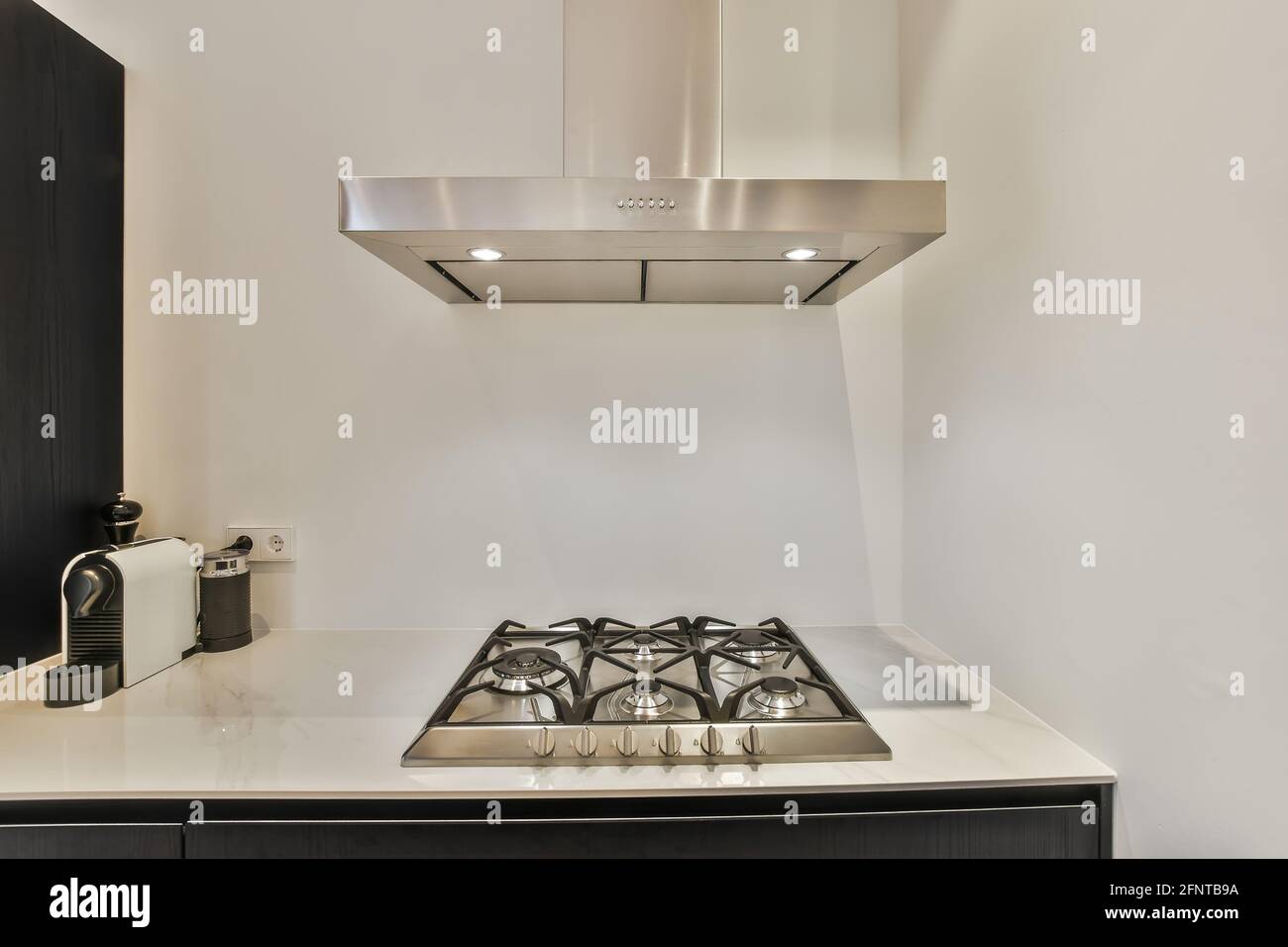 transferir salvar Ir a caminar Moderna parrilla de gas y campana de acero inoxidable en un estilo  minimalista cocina de estilo de apartamento moderno Fotografía de stock -  Alamy