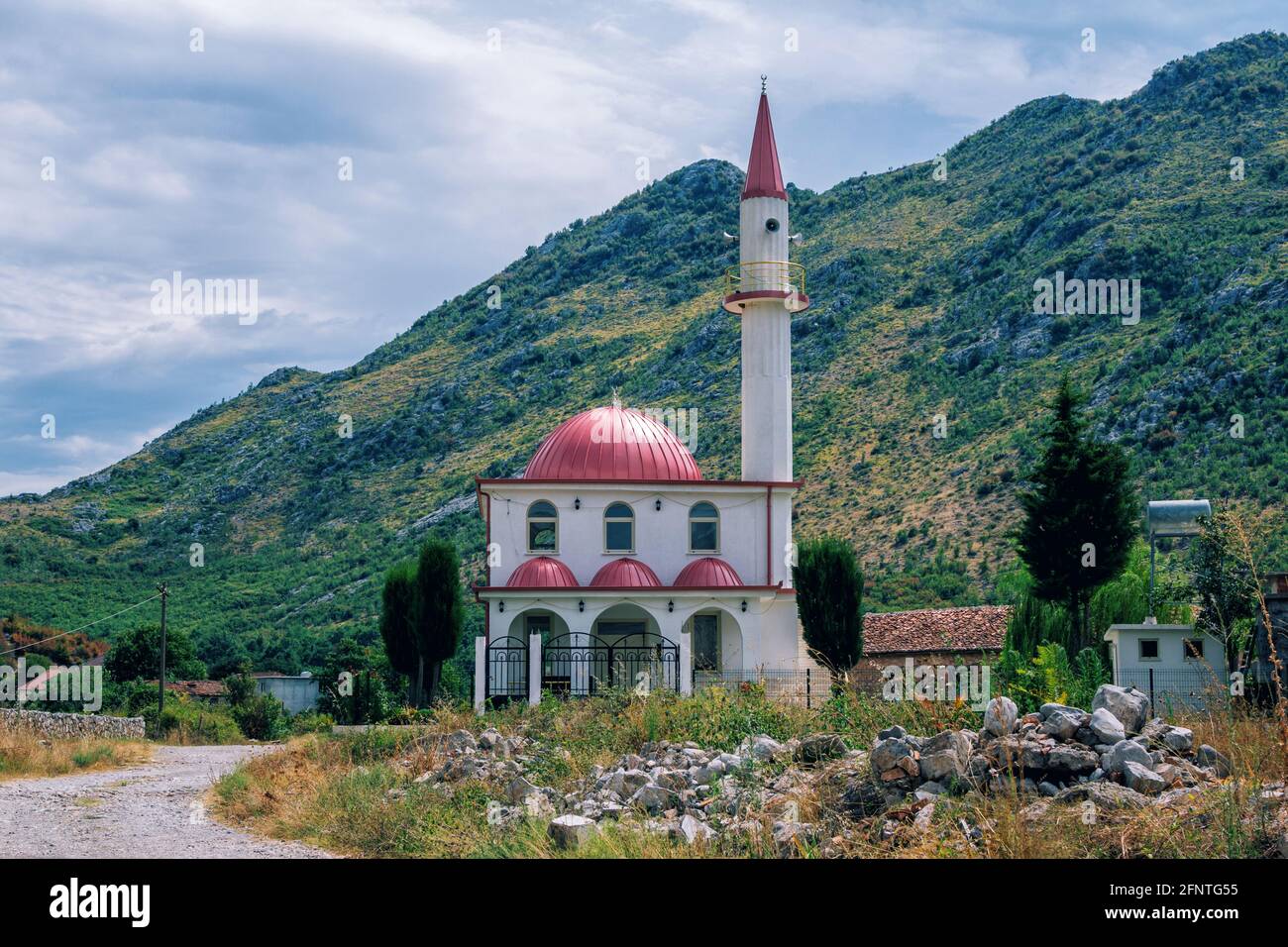 REC, Albania - 8 de agosto de 2020: Vista del edificio de la Mezquita de Xhamia en un pequeño pueblo de montaña. Foto de stock