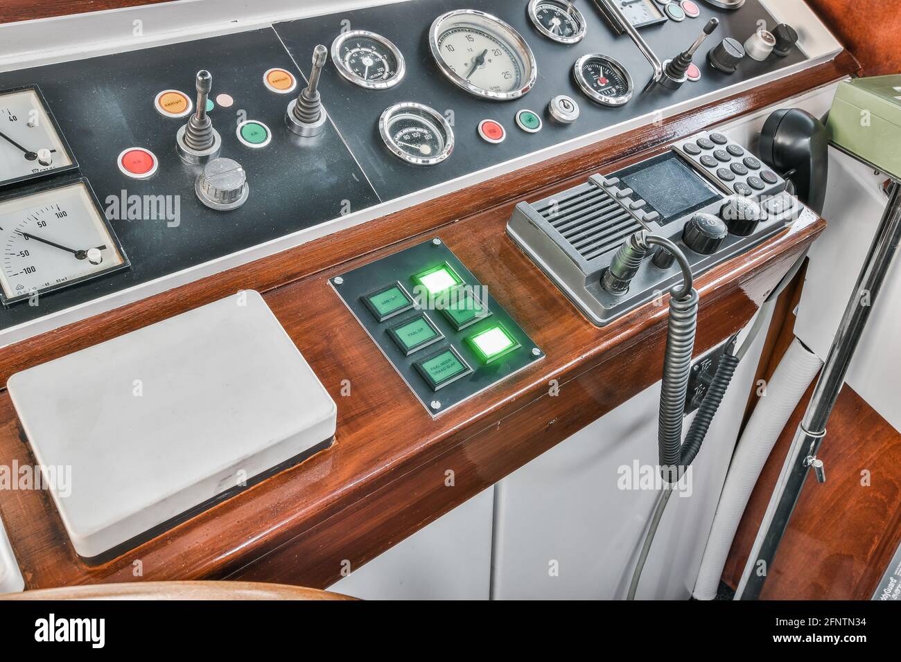 Desde arriba, el equipo de radio y los botones de mando del tablero de a  bordo están en cabina de mando de barco moderno Fotografía de stock - Alamy