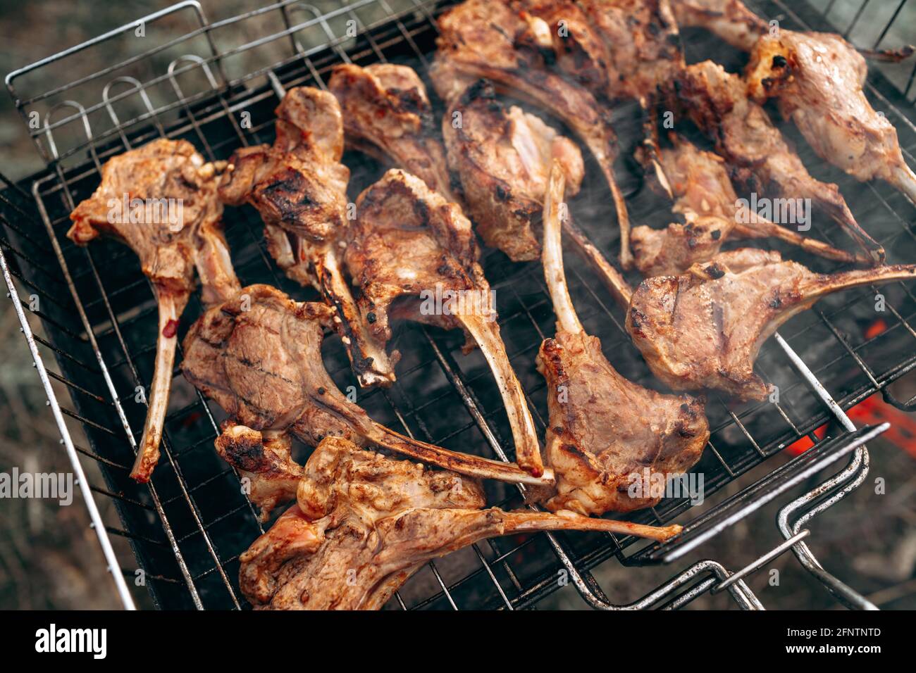 Asar una parrilla de cordero a la parrilla Fotografía de stock - Alamy