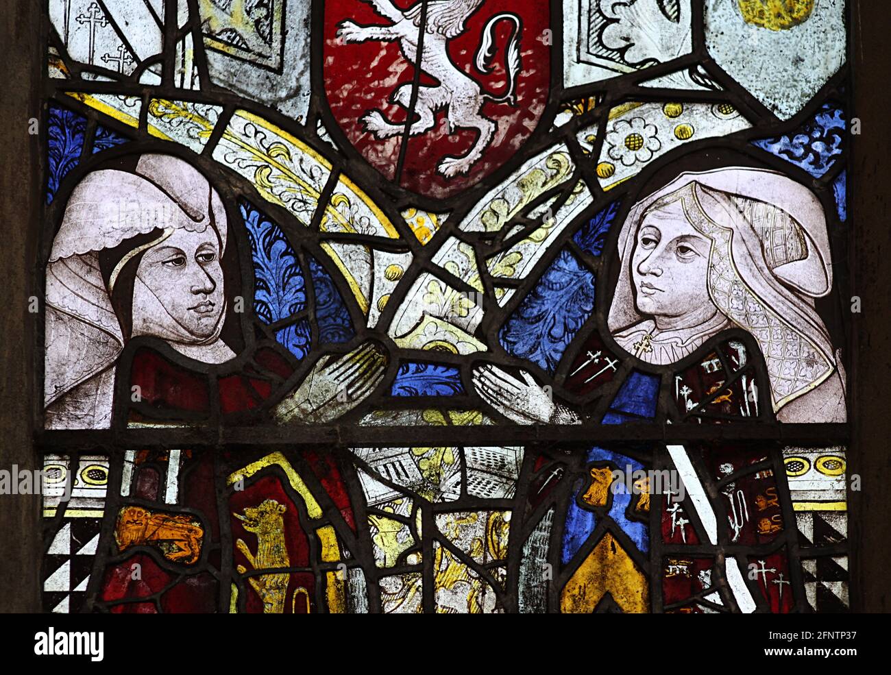 Vidrio en la iglesia de Long Melford, con la duquesa de Norfolk, a la izquierda, se cree que es el modelo para el dibujo de Tenniel de la Reina Roja en Alice en Wonderland Foto de stock