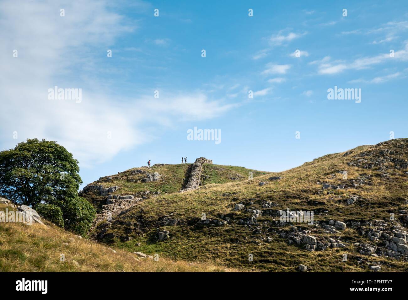 Northumberland Reino Unido: Muro de Adriano construido sobre altos acantilados (Muro Romano) en un soleado día de verano en la campiña inglesa Foto de stock