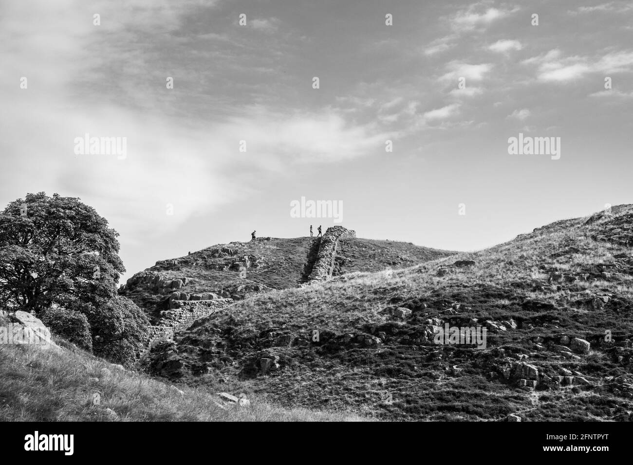 Northumberland Reino Unido: Muro de Adriano construido sobre altos acantilados (Muro Romano) en un soleado día de verano en la campiña inglesa Foto de stock