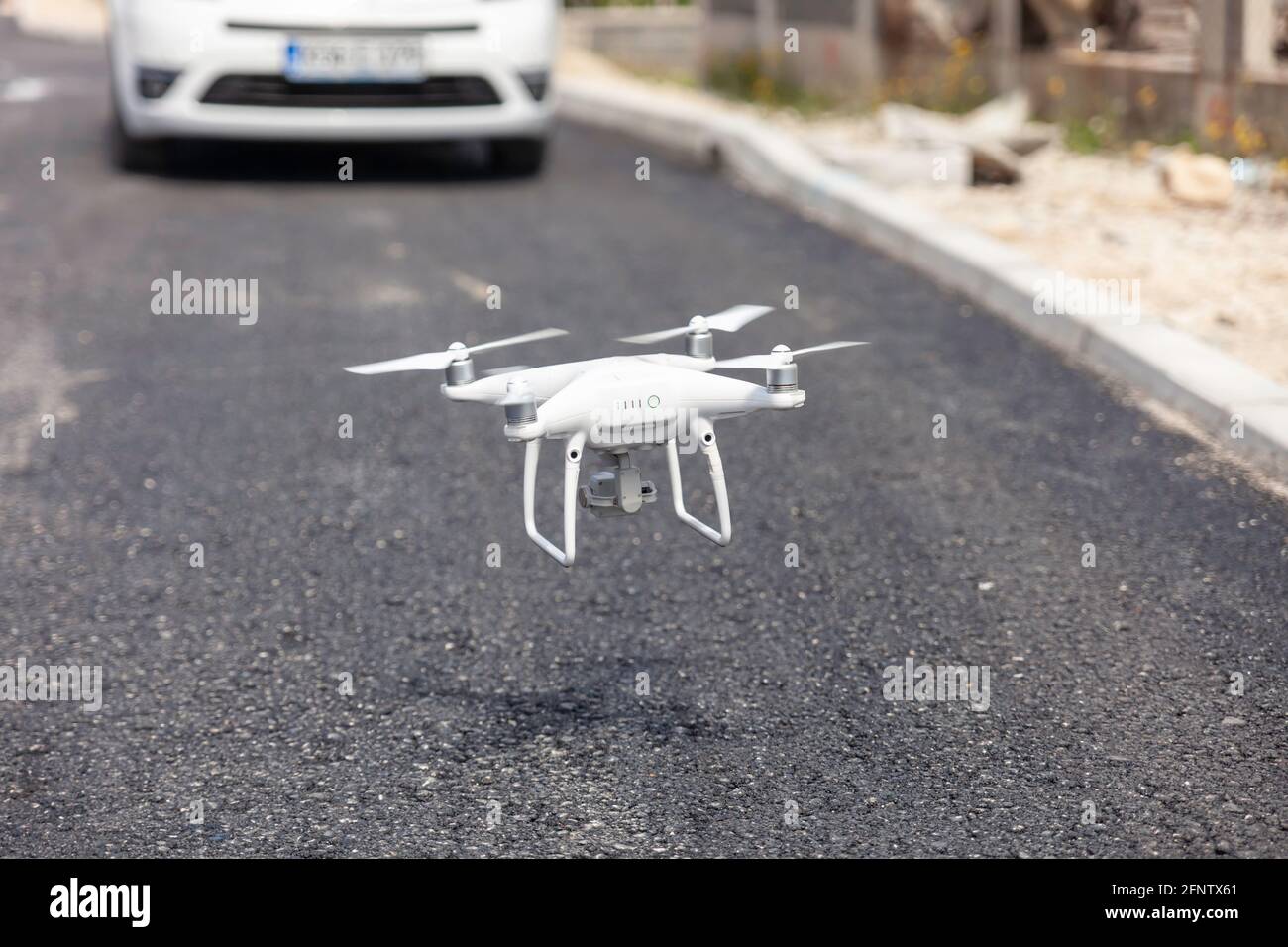 Drone moderno no tripulado, amplia aplicación de drones.-Registro de  lugares de difícil acceso, transporte de cosas pequeñas, reconocimiento del  terreno Fotografía de stock - Alamy